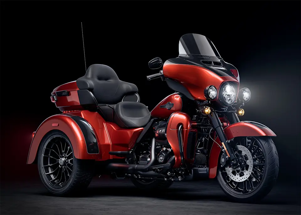 2025 Tri Glide Ultra motorcycle Blacked-out style